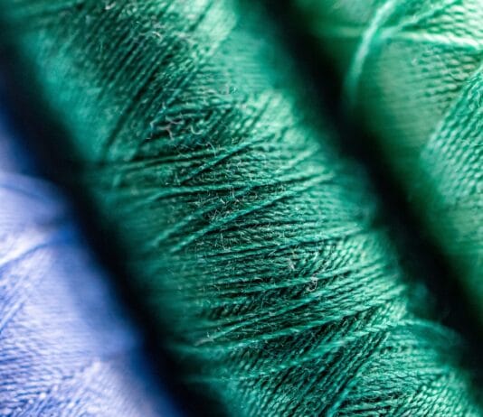 Jak uniknąć marszczenia się materiału podczas szycia?