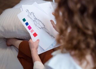 Projektantka ocenia szkice i próbki tkanin przy biurku