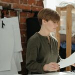 Projektantka odzieży rysuje wykroje w pracowni krawieckiej