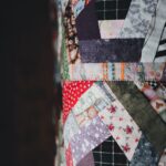 Zbliżenie na kolorową kołdrę patchworkową z różnych wzorów tkanin
