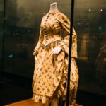 Dawna kolorowa suknia z gorsetem na manekinie w muzeum