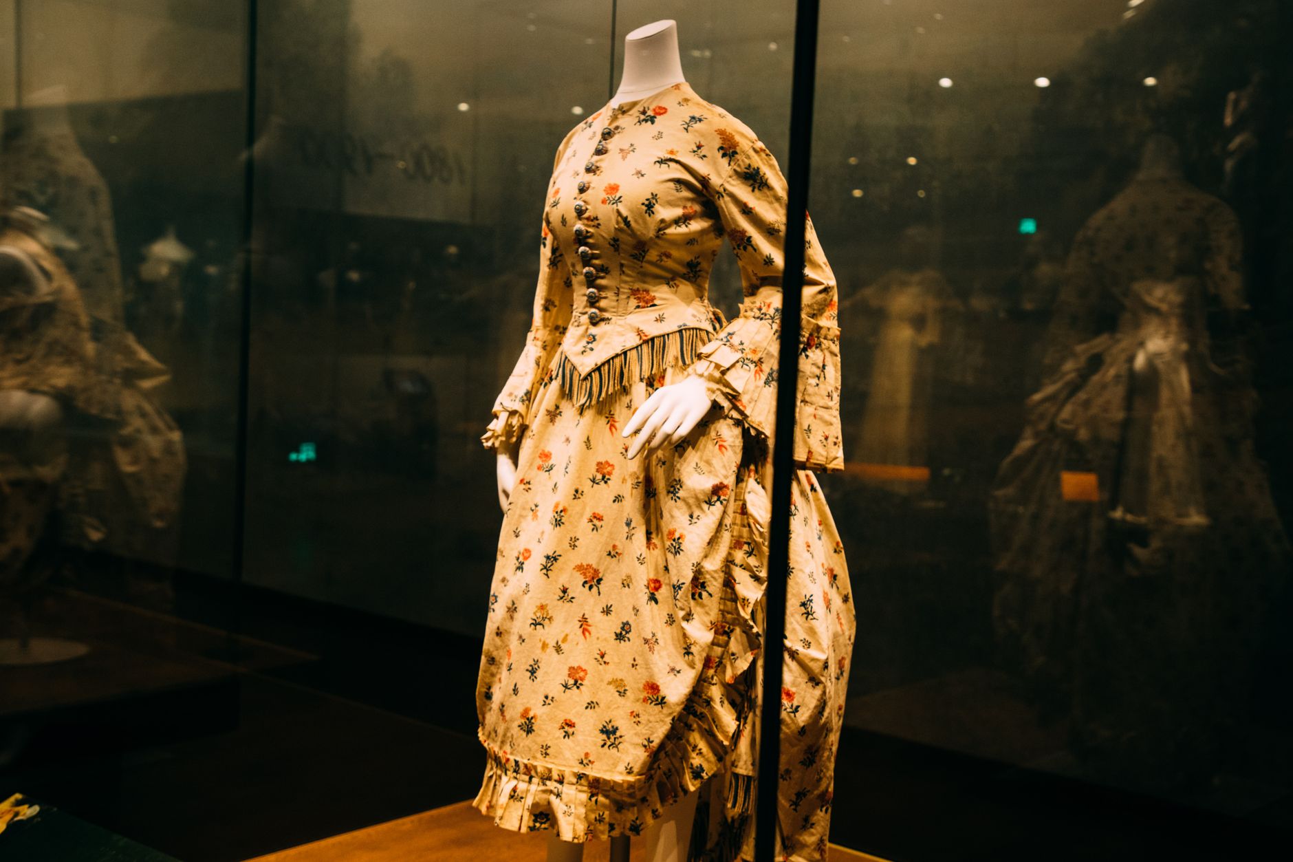 Dawna kolorowa suknia z gorsetem na manekinie w muzeum
