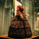 Kolorowy dawny kobiecy strój na manekinie w muzeum