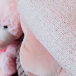 Tkanina minky – jak szyć pluszową dzianinę z wypustkami, by materiał nie uciekał?